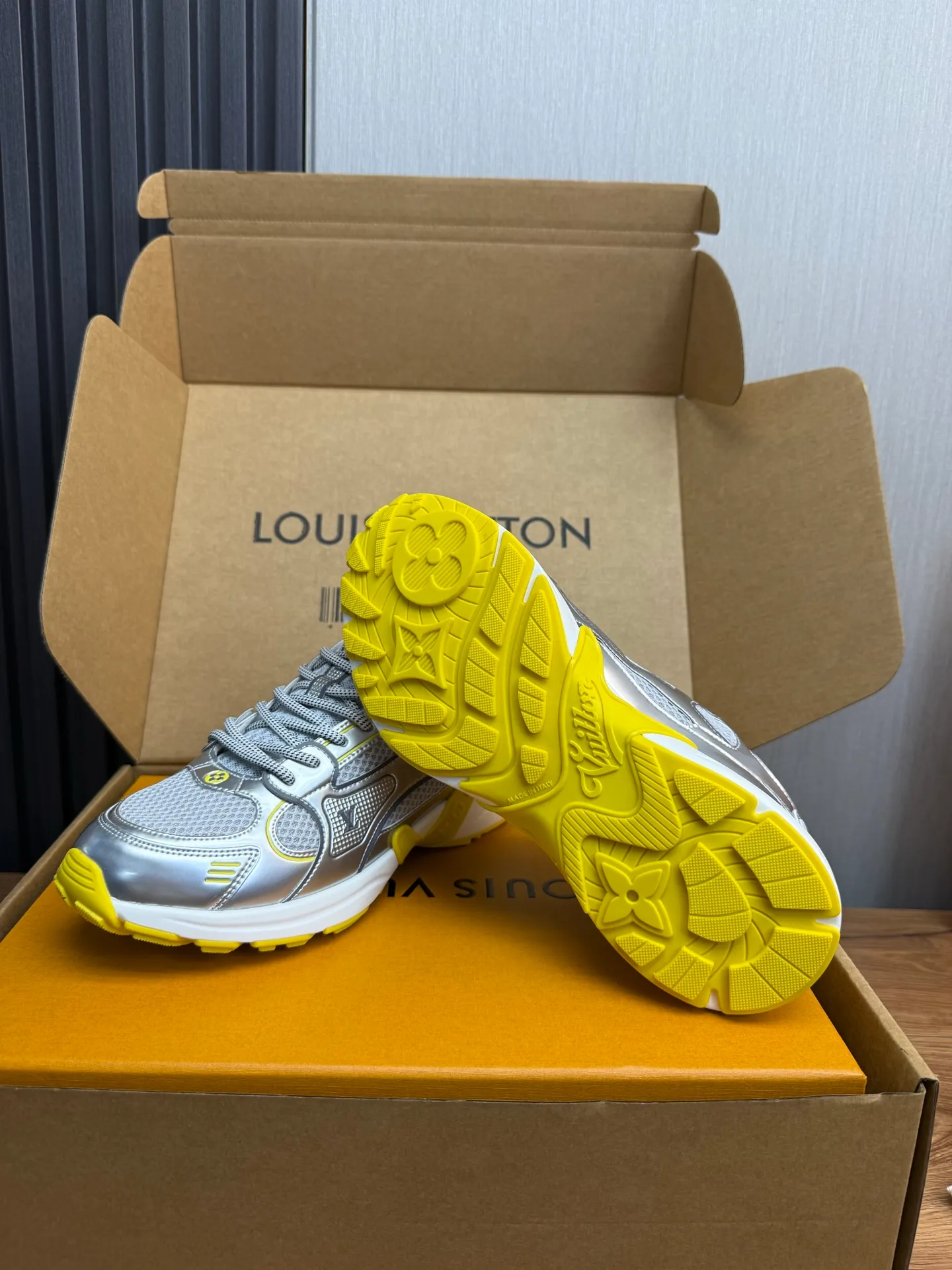 Men's shoes 💰600💰 🌈LV | Louis Vuitton 2025𝐬𝐬 🧡💚2025 spring and summer new style top version‼ ️The original version is the same. The counter specializes in the latest casual shoes. Hard goods are new🆕 🔥🔥🔥Top version: Couple model LV Louis Vuitton L House Donkey brand The latest Olympia series Couple model Silver Horn King Casual sneakers Running shoes This LV Olympia sneaker combines mesh fabric and metallic synthetic leather and other technical fabrics to reinterpret the classic running shoe design with a neat and simple design. Lightweight EVA outsole provides a stretchy fit. Rich details such as Monogram embossing and LV letters establish recognition. Exquisite packaging at the delivery counter 🛍📦 ▪️Fabrics: Original imported technical fabric + mesh ▪️Inner lining: Original customized breathable mesh ▪️Sole: Original molded rubber foam material ▪️Sole thickness: 3.5CM ▪️Size: 35--45 (customized for women 40 and men 45)